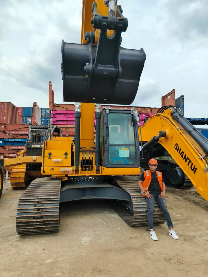 Tezar Purwo R berada di area alat berat dan container yard